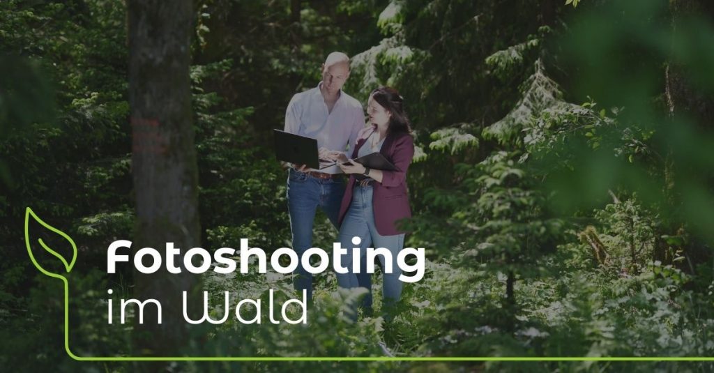 Beitragsbild - Fotoshooting im Wald - Zeigt im Hintergrund eine Nahaufnahme von Pflanzenblättern und darüber der Blogtitel in weißer Schrift