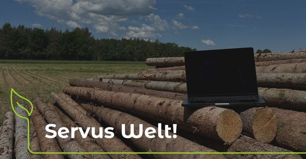 Beitragsbild - Servus Welt Unser erster Beitrag - Zeigt im Hintergrund eine Nahaufnahme von Pflanzenblättern und darüber der Blogtitel in weißer Schrift