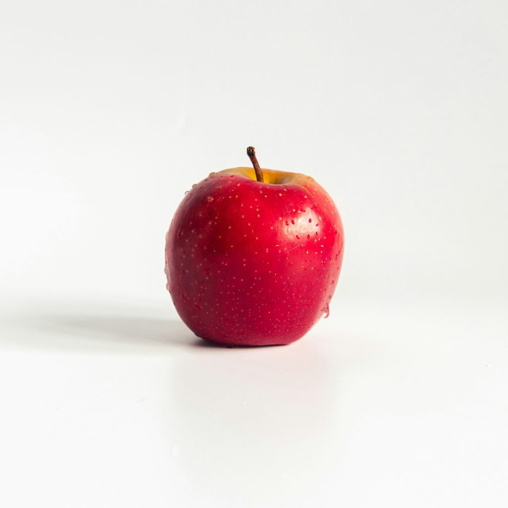 FAIR Software - Blogbeitrag Barrierefreiheit - roter Apfel Ein roter Apfel liegt auf einem weißen Tisch