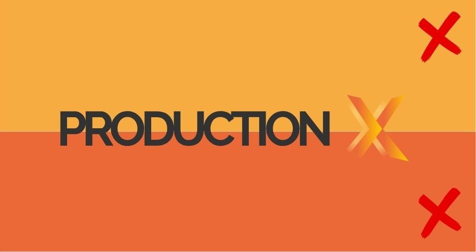 Nicht erlaubter Kontrast - Logo von Production X auf orangenen Hintergrund Nicht erlaubter Kontrast - Logo von Production X auf orangenen Hintergrund